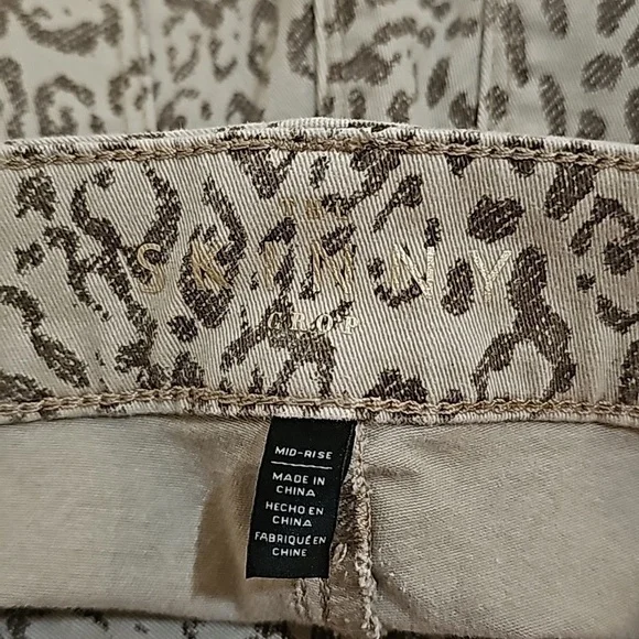 White House Black Market Leopard Print MidRise Skinny Crop Bermuda Shorts Size6 - Picture 4 of 9